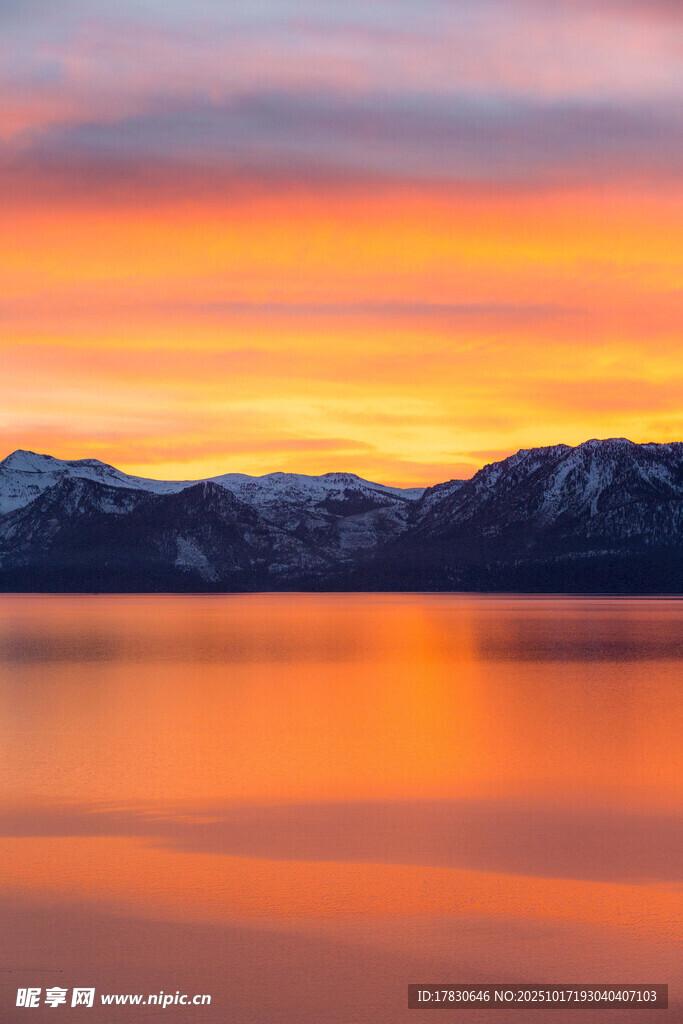 湖畔绚丽日出美景