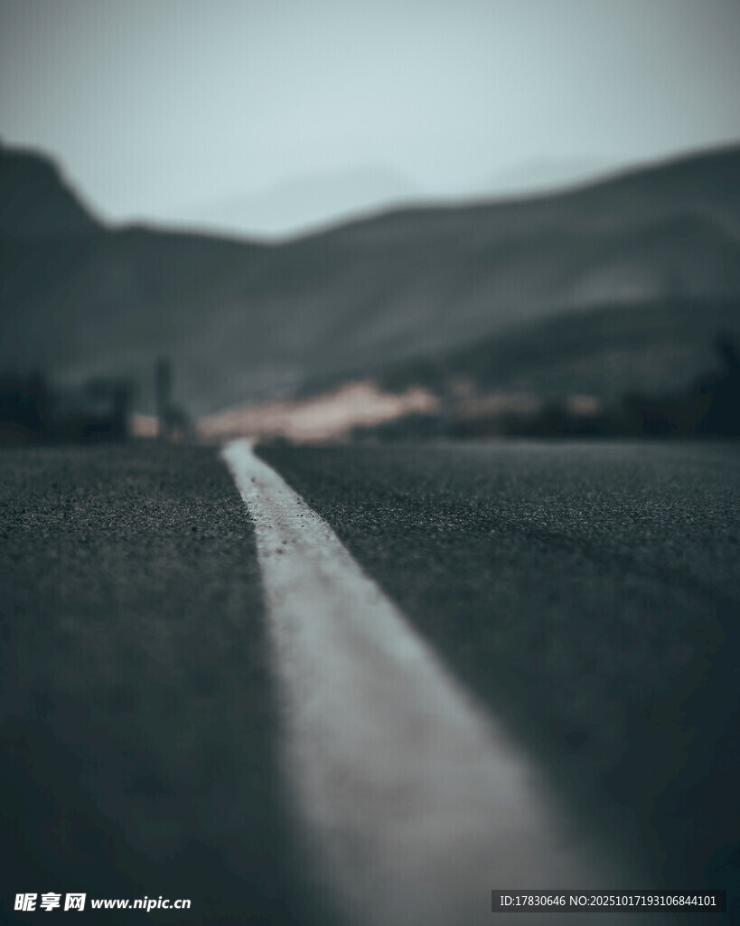 公路延伸向远方
