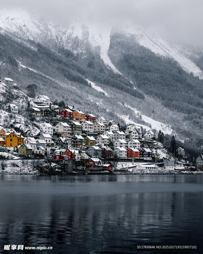 雪覆湖畔彩色小镇美景