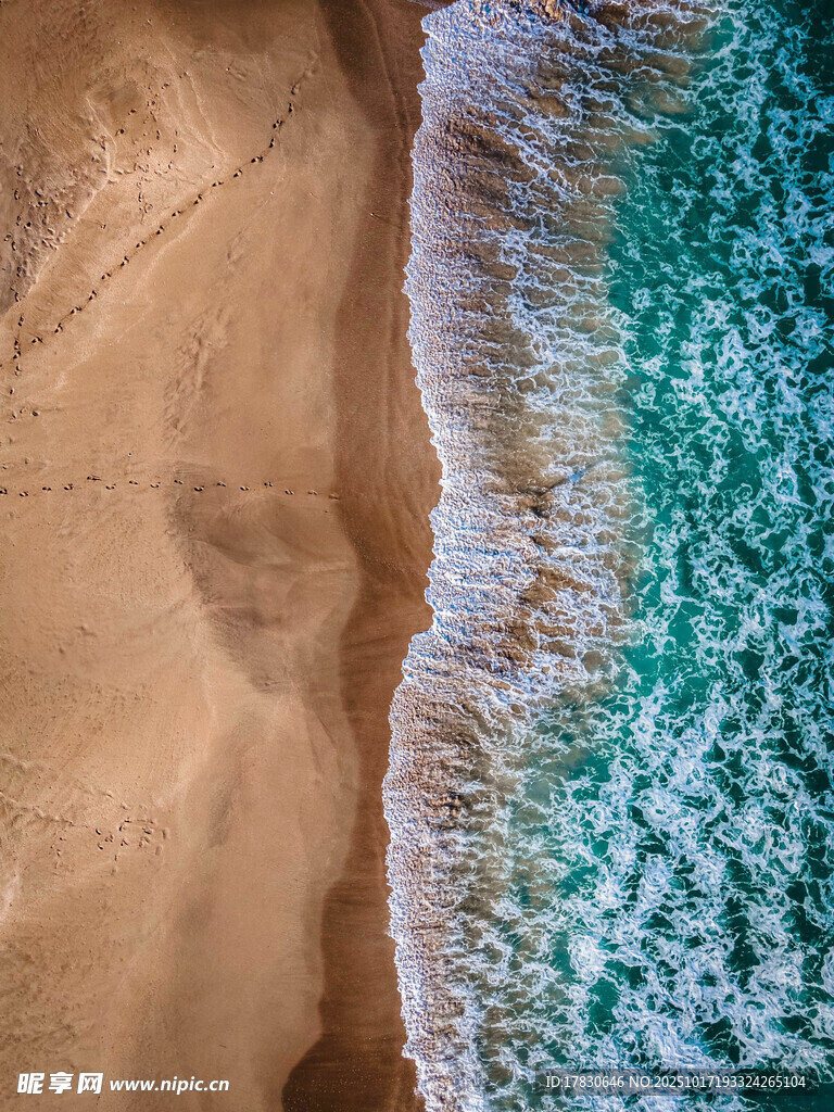 沙滩海浪交映的美丽景致