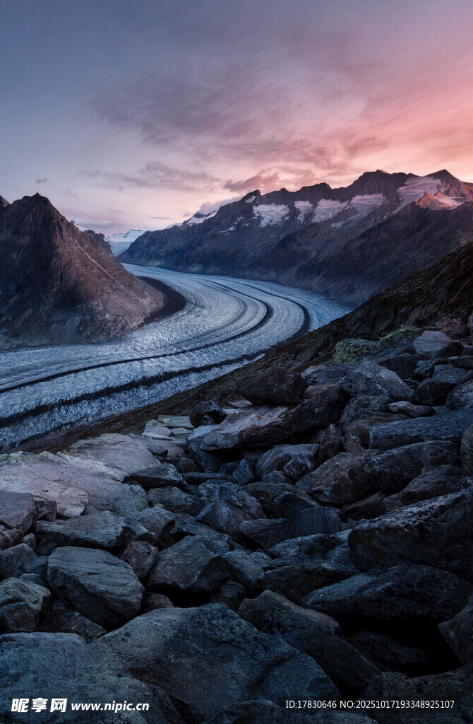 山间蜿蜒公路的壮丽景致