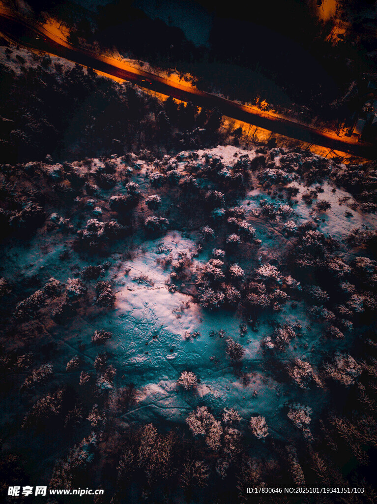 热闹夜店场景