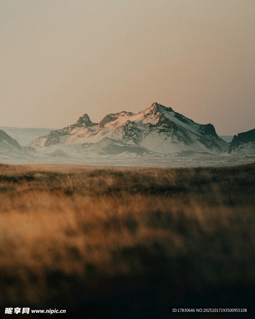 黄昏下的旷野与远山
