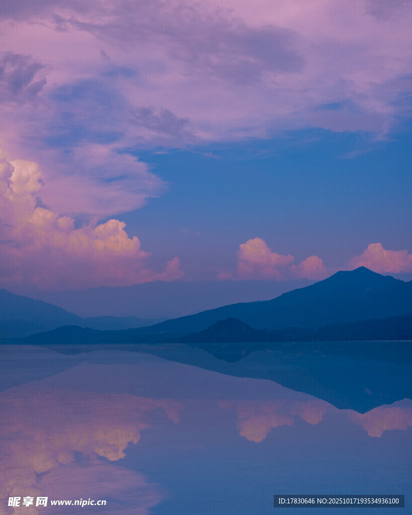 梦幻湖山晚霞倒影美景