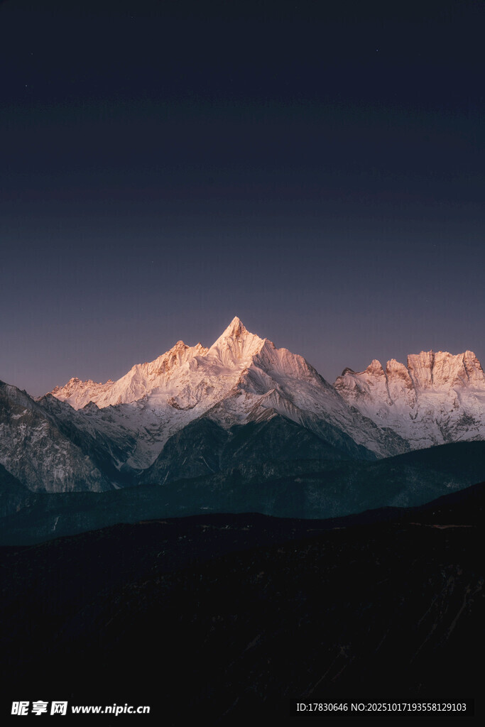 夜幕下的雪山壮丽景观