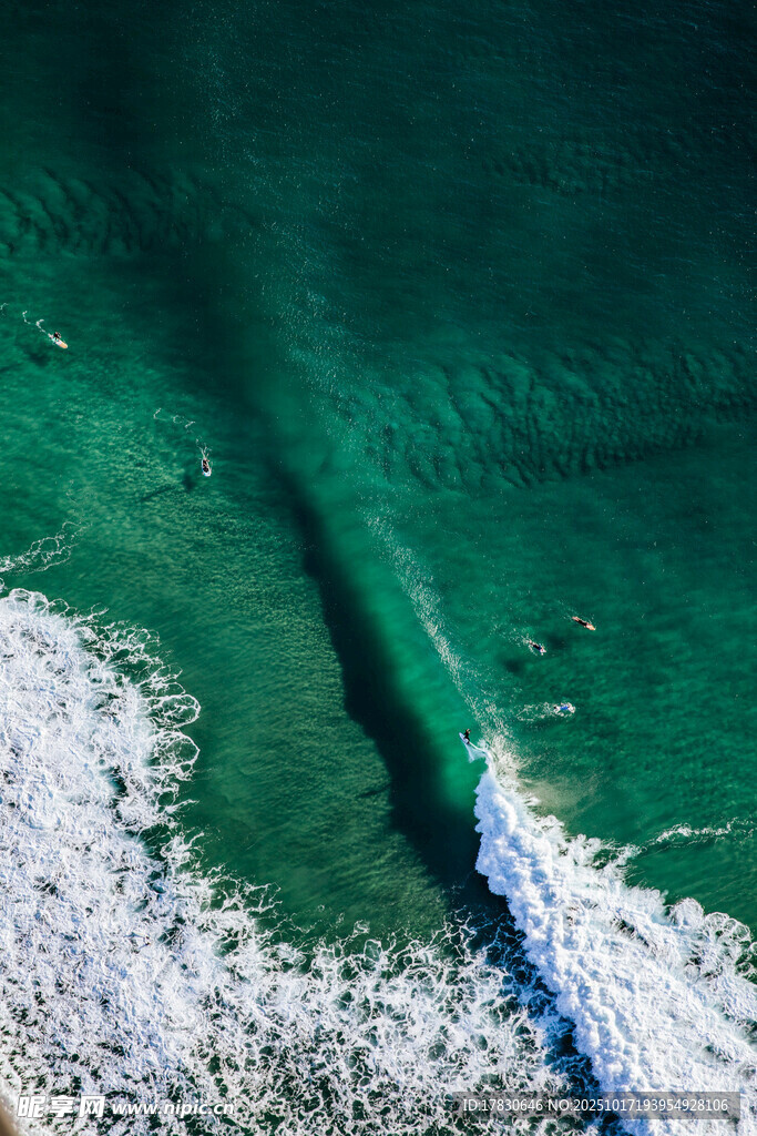 碧海白浪的壮阔海岸线