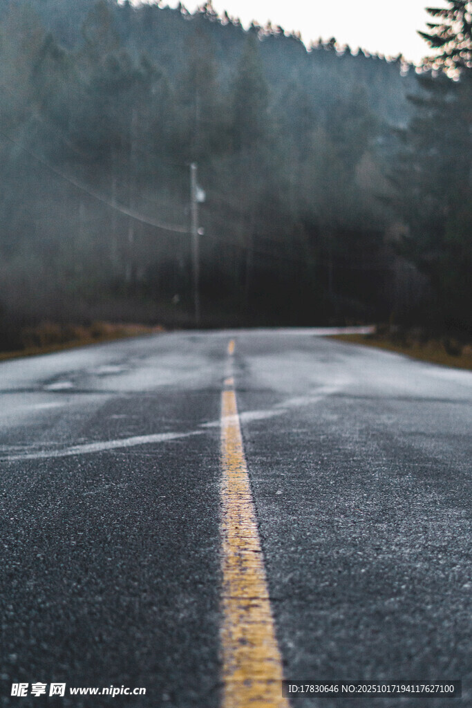空旷公路延伸至远方