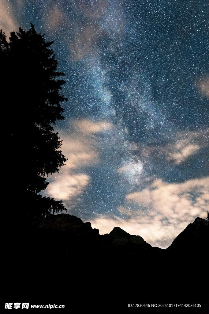 夜空下的山峦与璀璨星河