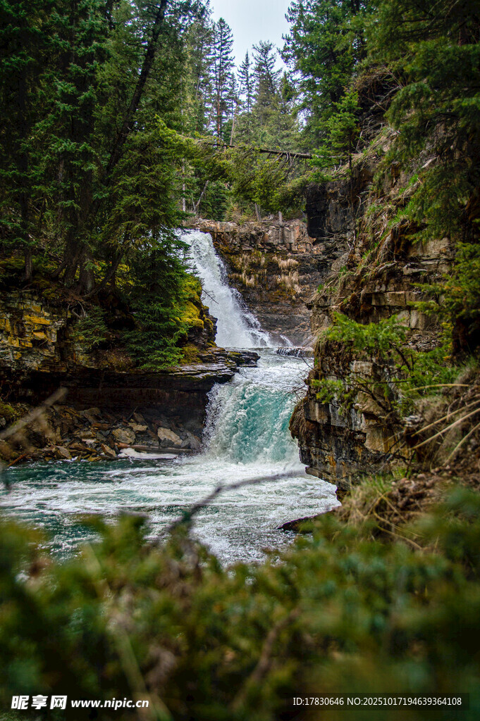 山间瀑布绿意环绕的美景