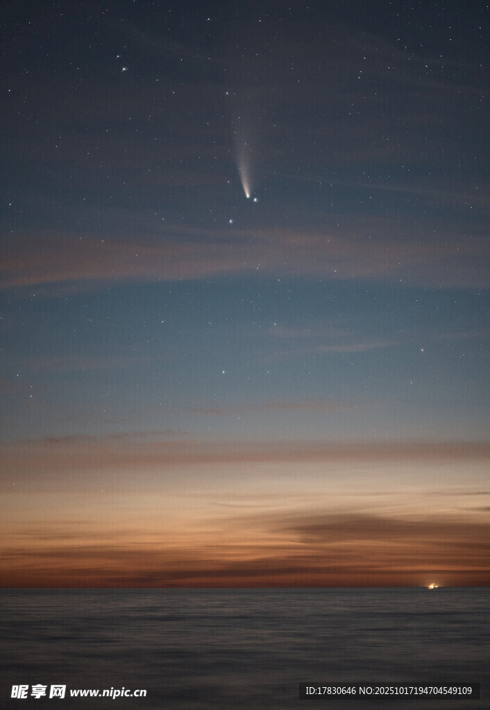 黄昏天际的彗星景观