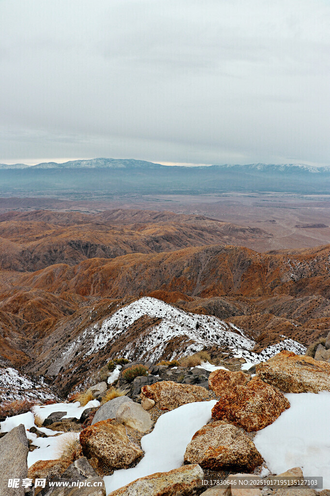 雪山下的广袤大地景观
