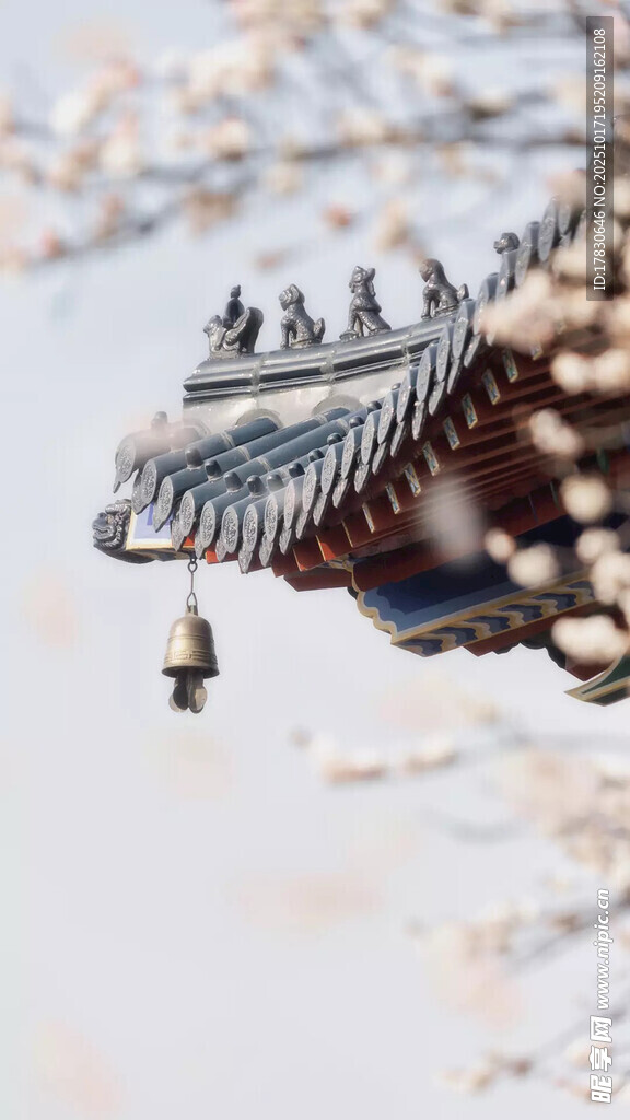中式屋檐下的灵动风铃