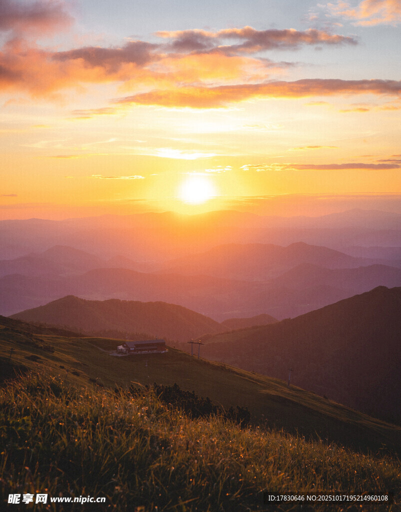 山顶壮丽日出美景