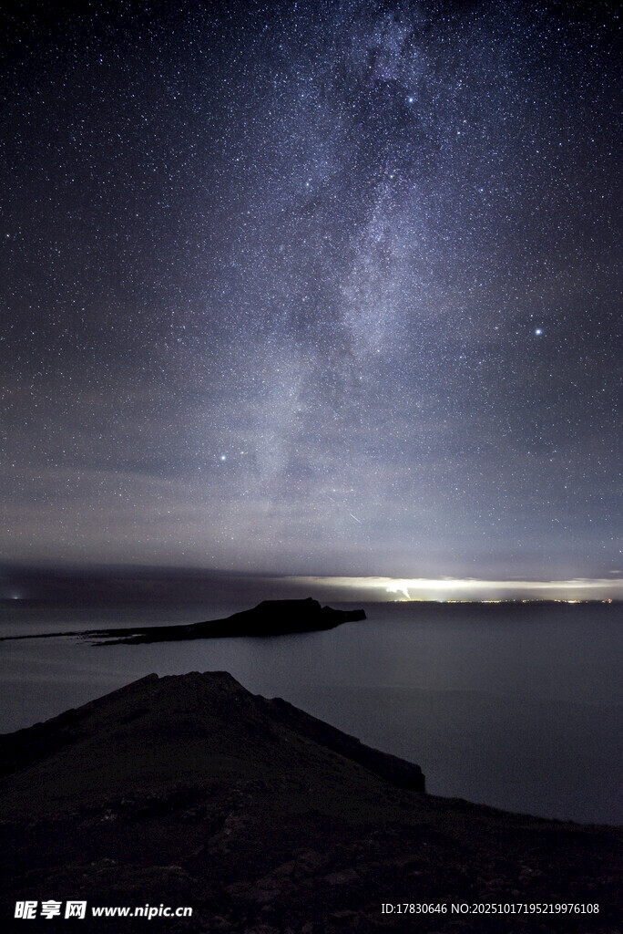 夜空下的静谧湖畔星空