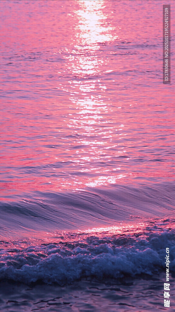 粉色夕阳下的波光海面
