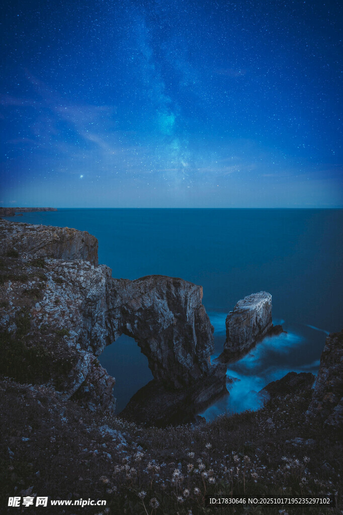 海边月夜下的嶙峋礁石