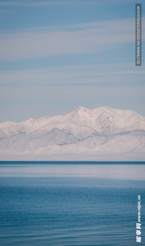 蓝色海面与远处雪山美景