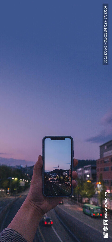 手持手机拍美丽黄昏景色