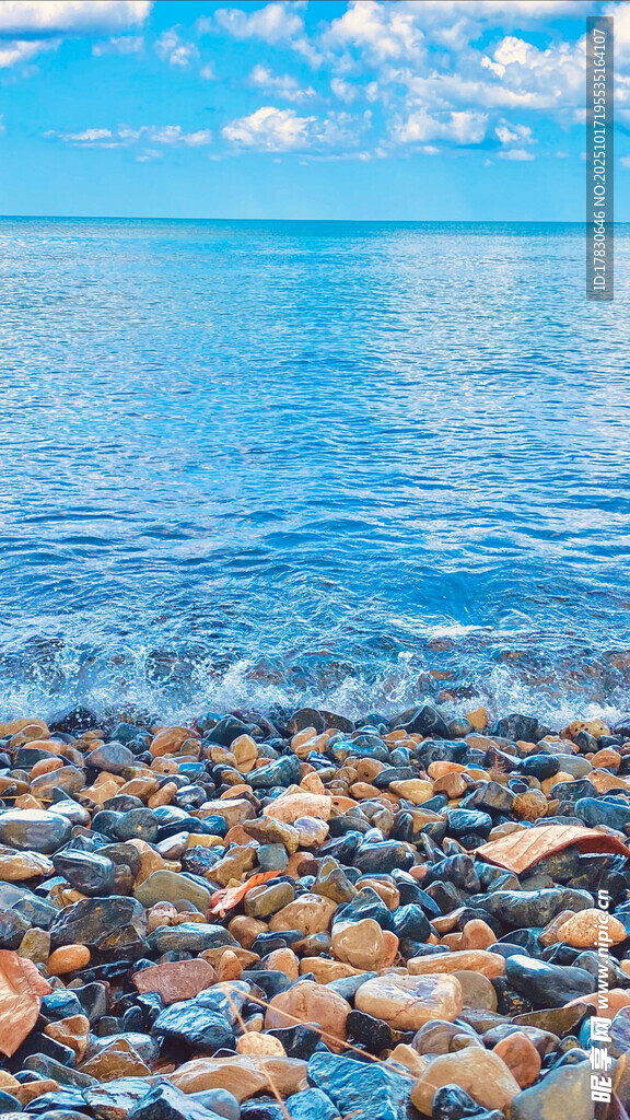 海边五彩鹅卵石风景