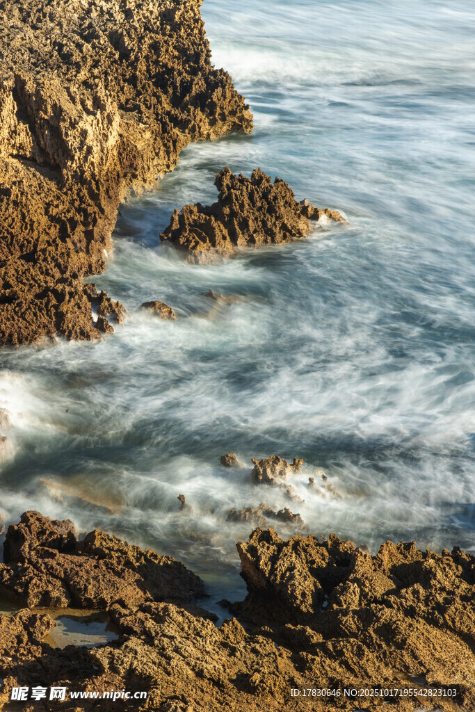海边嶙峋礁石与翻涌海浪