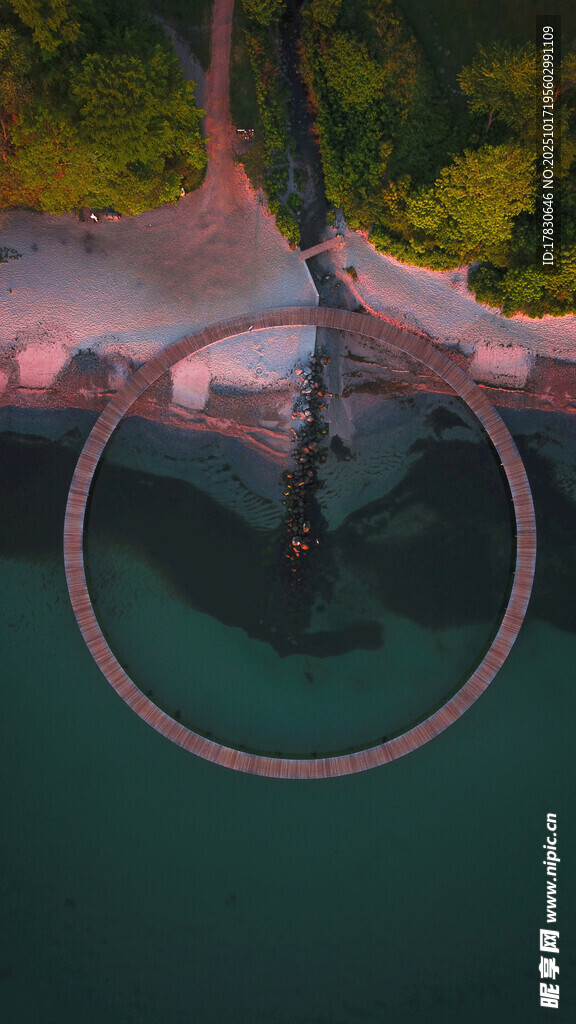 空中俯瞰独特环形建筑