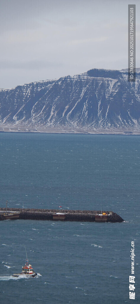 海上船只与远方岛屿景观