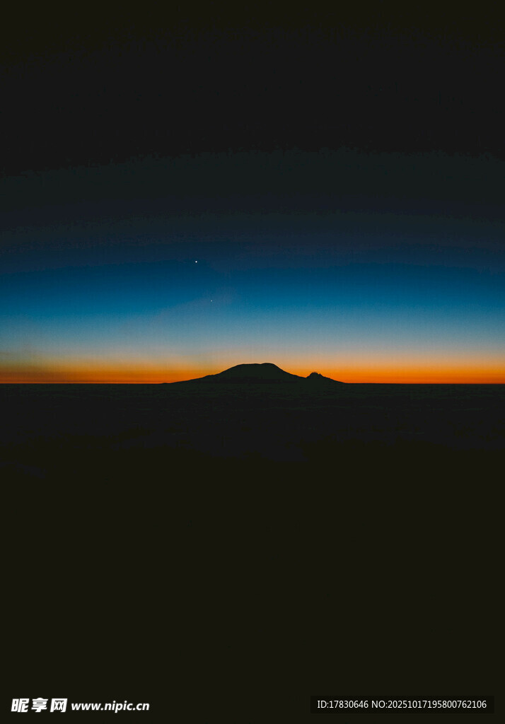 日出时分的远山剪影