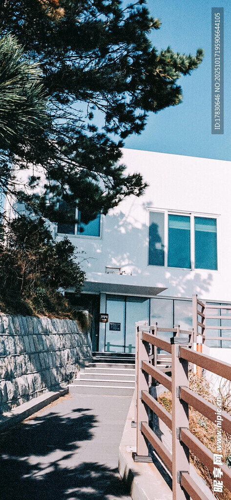 现代风格建筑旁的步道