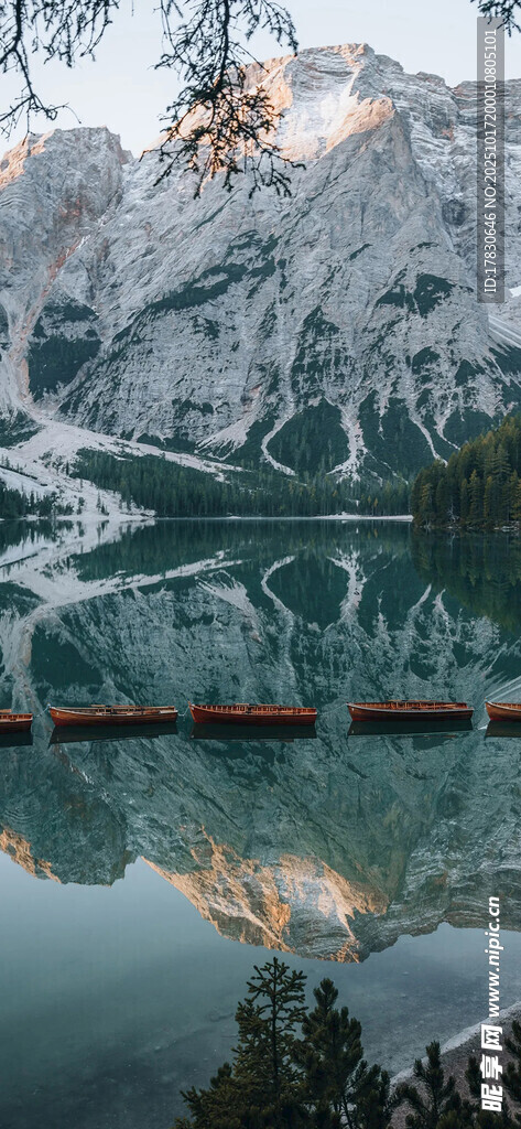 山间静湖美景