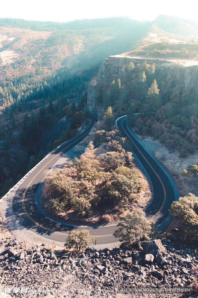 山间蜿蜒公路俯瞰美景
