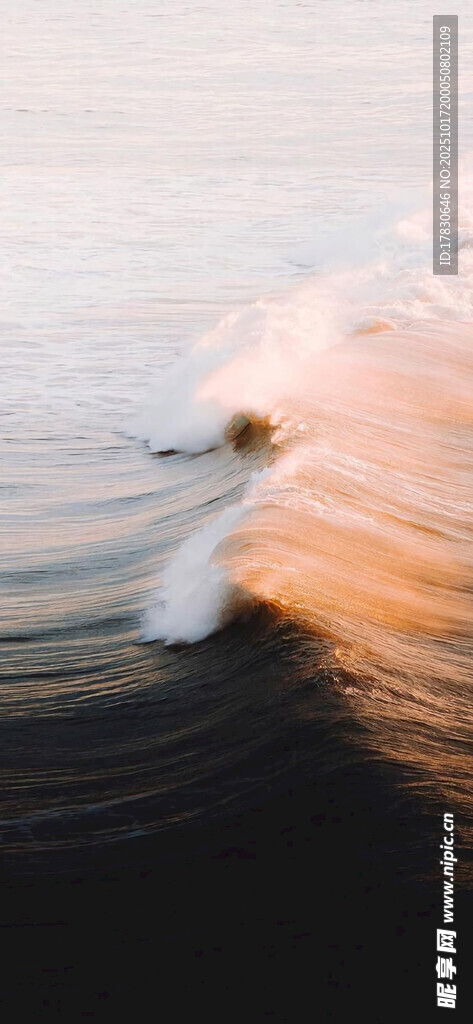 海上波浪翻涌的壮丽景象