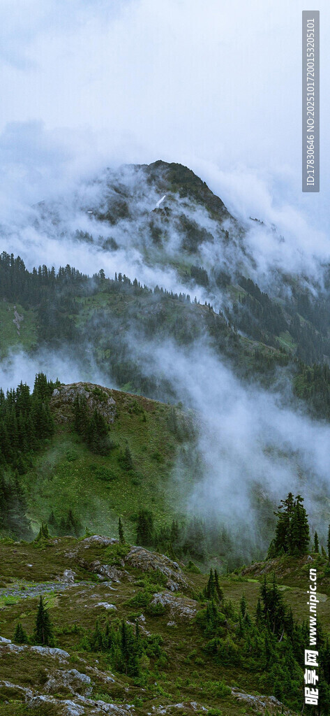 山间云雾缭绕的秀丽景致