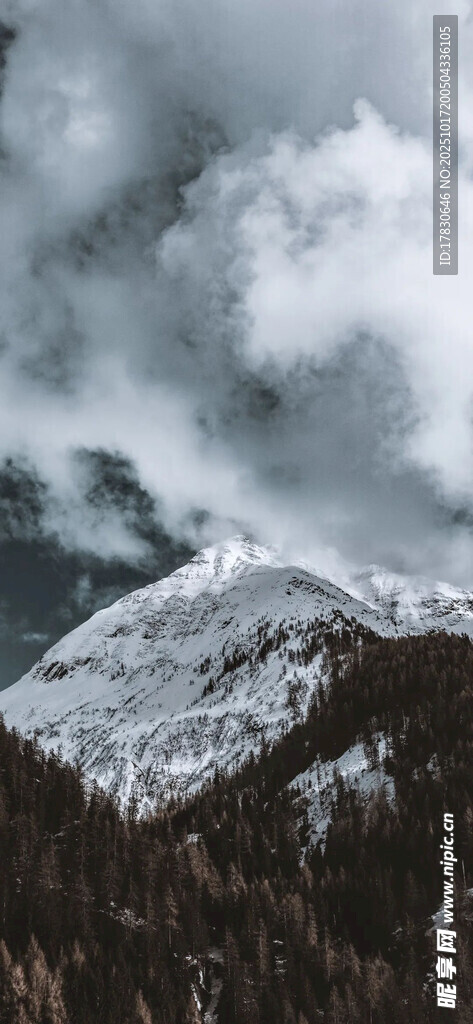 雪山云雾景观