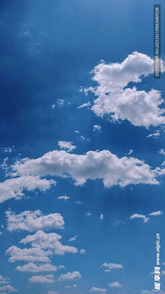 晴朗蓝天飘着朵朵白云