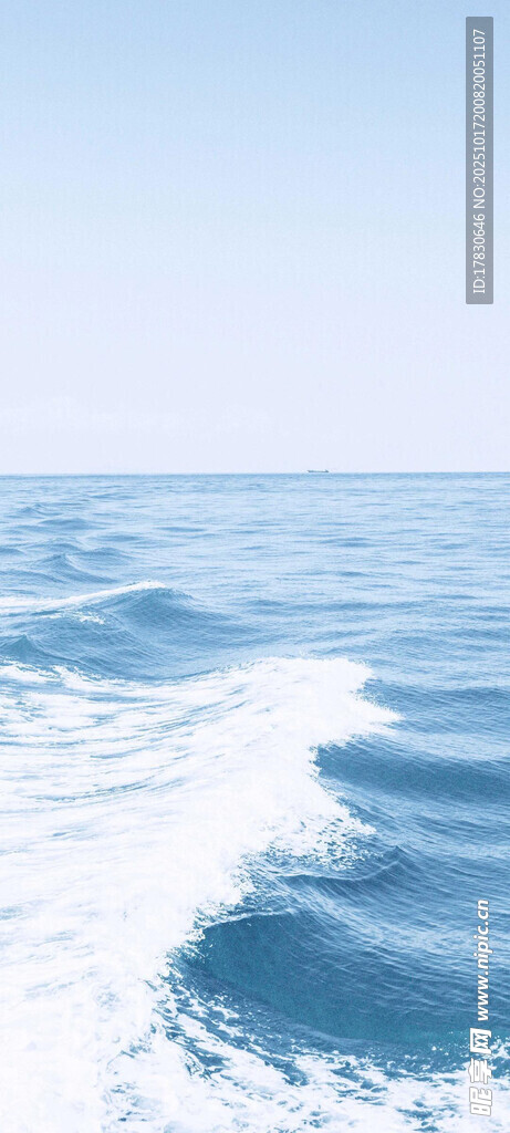 海浪翻涌的蓝色海洋