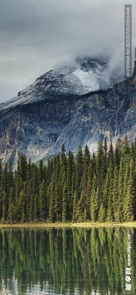 湖畔山林云雾缭绕的美景