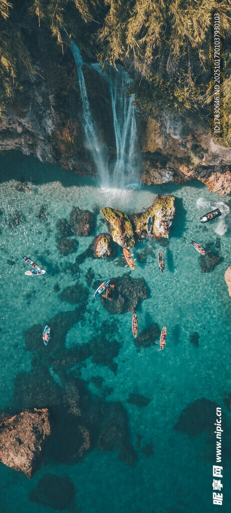 梦幻蓝湖中的瀑布景观