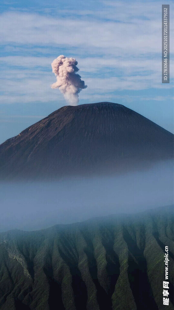云雾环绕的巍峨火山