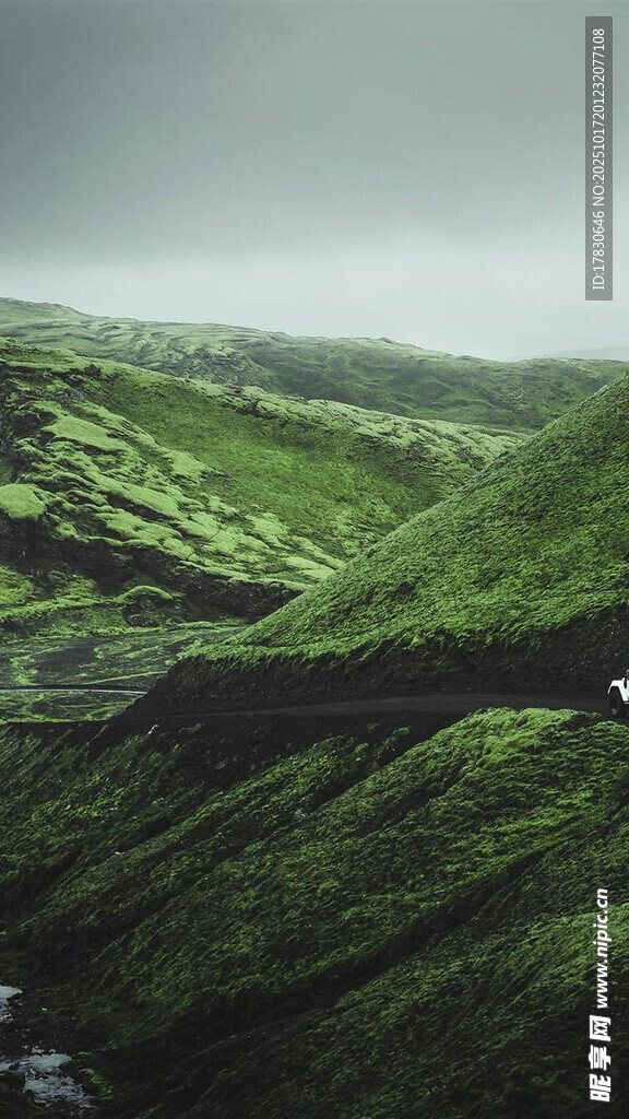 翠绿山峦间的蜿蜒道路