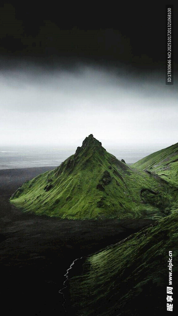 翠绿孤峰云雾间的奇景