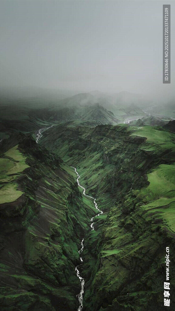 山间雾绕绿野溪流美景