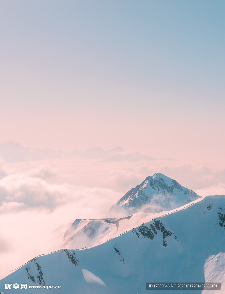 雪山云海壮丽美景