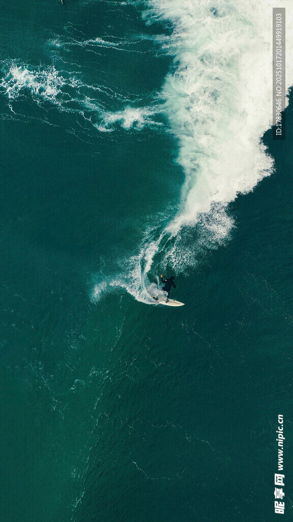 空中俯瞰海浪翻涌