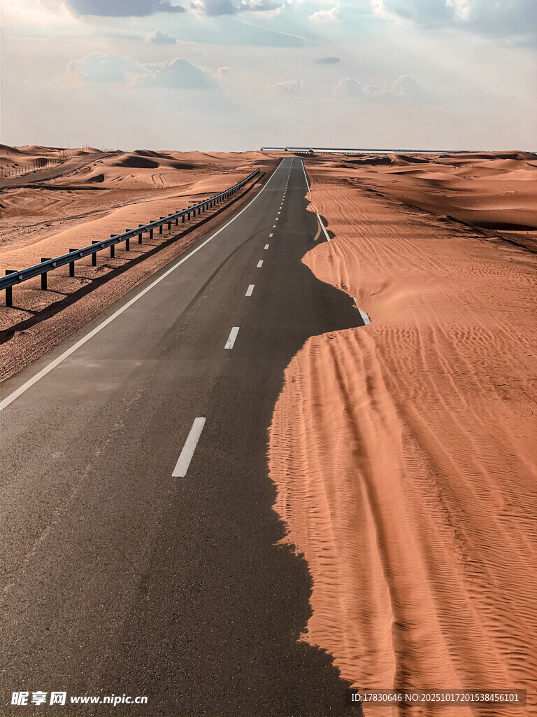 沙漠中延伸的孤独公路