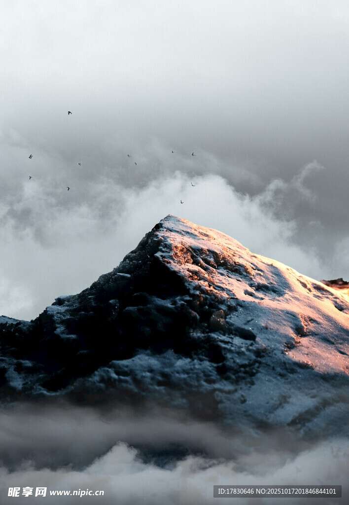 雪山晨曦云雾缭绕之景