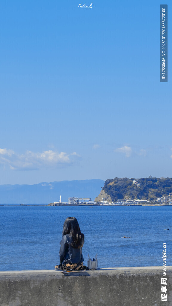 海边骑行者眺望辽阔大海