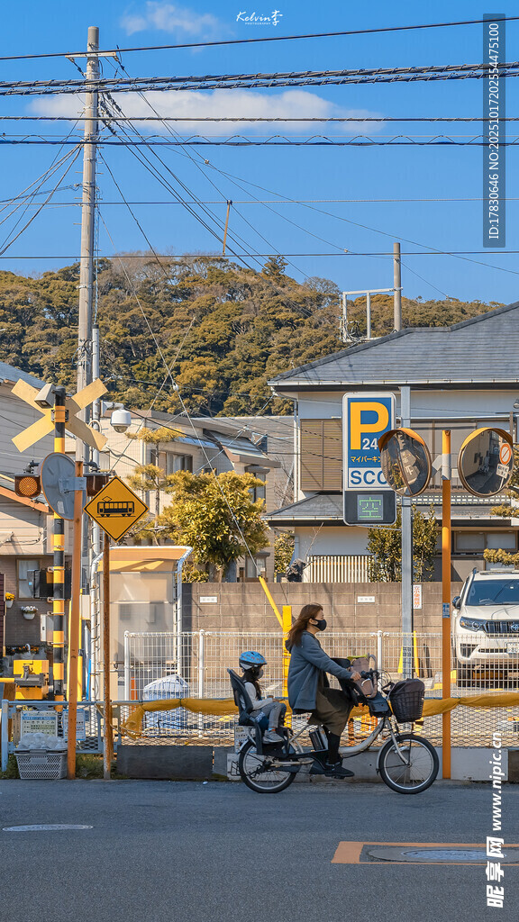 小镇街头骑行者