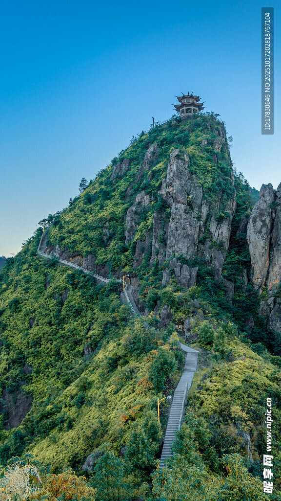 青山峻岭间蜿蜒山路