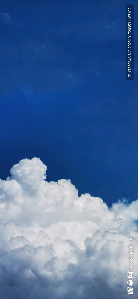 蓝天中的蓬松白云