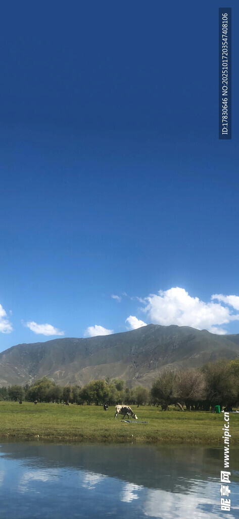 湖畔蓝天美景